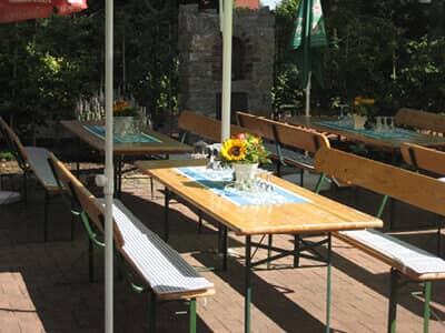 Bierzeltgarnituren draußen
