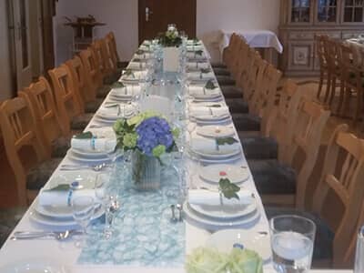 Gedeckter langer Tisch