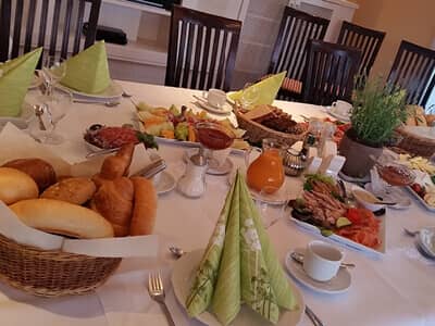 Tisch mit Frühstücksgedeck